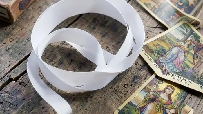 Расклад Таро "лента Мёбиуса" на приемного ребенка — схема из 7 позиций в форме бесконечной петли с выпавшей картой Императрица