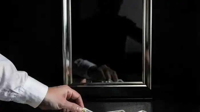 Расклад Таро "зеркало души" на день рождения — зеркало с картами Таро и отражением человека