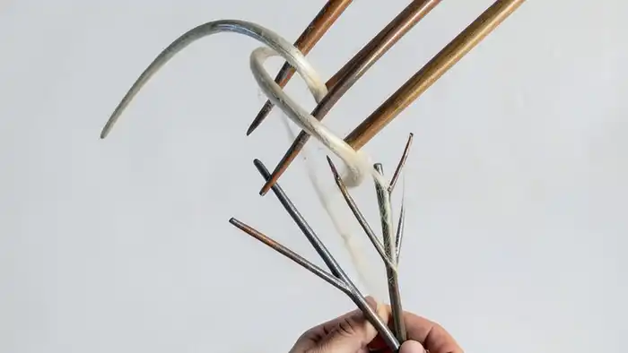 Восьмерка Жезлов на деньги таро: символ движения энергии, но отсутствия удержания